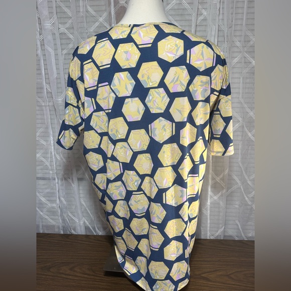 LuLaRoe XL Geometric Print WOMENS HIGH/low hem, short sleeve shirt. 29”-34” L - Picture 5 of 7